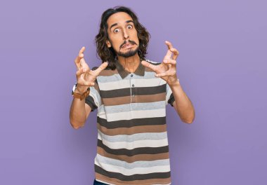 Gündelik kıyafetler giyen genç İspanyol adam öfkeyle bağırıyor, elleri boğazlamaya çalışıyor, deli gibi bağırıyor. 