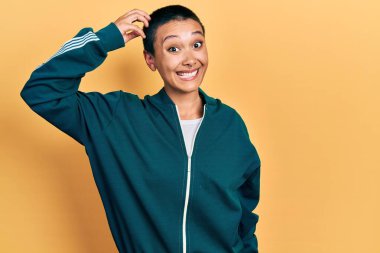 Kısa saçlı, spor ceket giyen, kafası karışmış ve soru soran güzel İspanyol bir kadın. Şüpheyle kararsız, kafa kafaya düşünerek. Düşünceli kavram. 