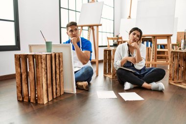 Sanat stüdyosundaki genç İspanyol çift ciddi yüzlü. Elleri çenesinde soru sormayı düşünüyorlar. Kafa karıştırıcı bir fikir. 