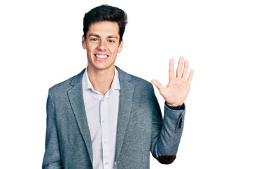 Genç İspanyol bir adam iş kıyafetleri giyer ve mutlu bir şekilde gülümserken beş numarayı işaret eder.. 