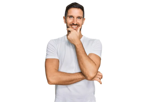 Hombre Guapo Con Barba Vistiendo Camiseta Blanca Casual Mirando Confiado —  Fotos de Stock