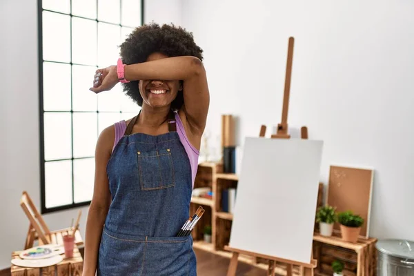 Young African American Woman Afro Hair Art Studio Covering Eyes — Stock Photo, Image