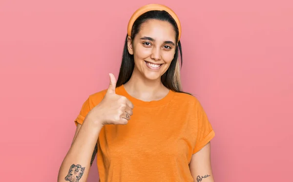 Jonge Latijns Amerikaanse Vrouw Casual Kleding Doet Vrolijke Duimen Omhoog — Stockfoto