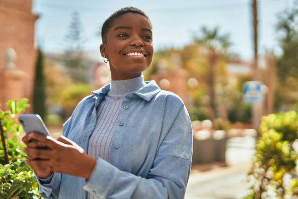 Mladý Africký Americký Žena Usměvavý Šťastný Pomocí Smartphone Městě — Stock fotografie