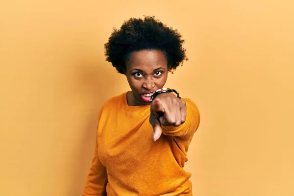 Молода Афроамериканка Одягнена Повсякденний Одяг Вказує Незадоволення Розчарований Камері Злий — стокове фото