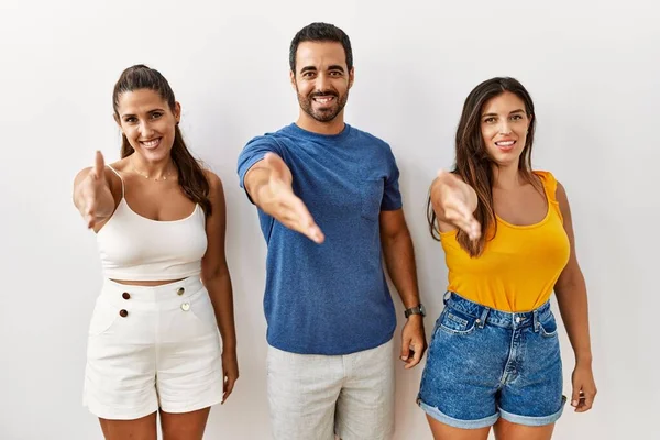 Grupp Unga Latinamerikaner Står Över Isolerad Bakgrund Leende Vänlig Erbjuder — Stockfoto