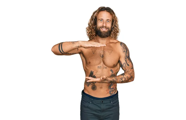 Handsome Man Beard Long Hair Standing Shirtless Showing Tattoos Gesturing — Stock Photo, Image