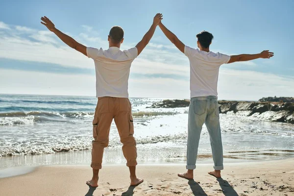 Junges Schwules Paar Blickt Zum Horizont Und Atmet Strand — Stockfoto