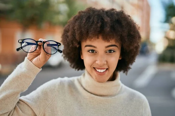 Mladý Hispánec Dívka Usměvavý Šťastný Držení Brýle Městě — Stock fotografie