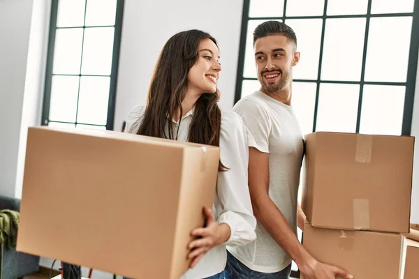 Junges Hispanisches Paar Lächelt Glücklich Und Hält Pappkartons Neuen Zuhause — Stockfoto