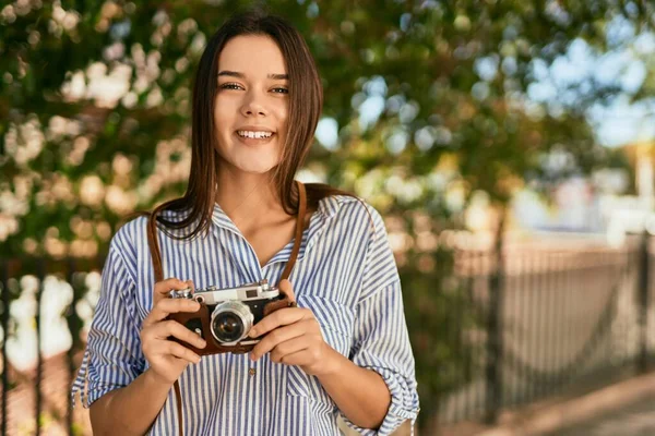 Mladý Hispánský Turista Dívka Usměvavý Šťastný Pomocí Kamery Parku — Stock fotografie