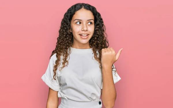 Teenager Hispánská Dívka Sobě Ležérní Bílé Tričko Úsměvem Šťastnou Tváří — Stock fotografie