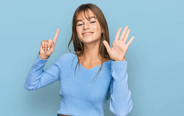 Tiener Kaukasisch Meisje Dragen Casual Kleding Tonen Wijzen Met Vingers — Stockfoto