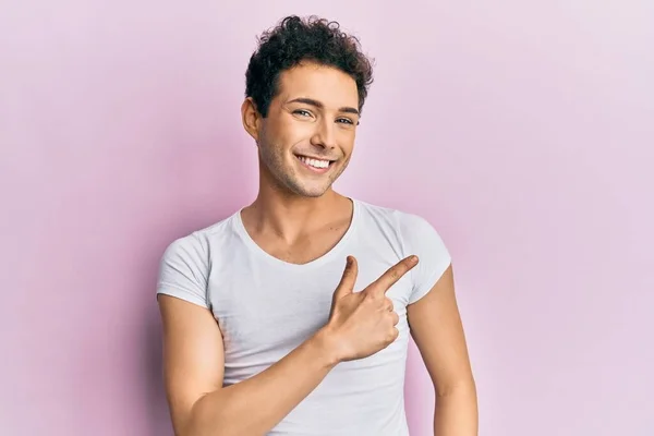 Homem Bonito Jovem Vestindo Camisa Branca Casual Alegre Com Sorriso — Fotografia de Stock