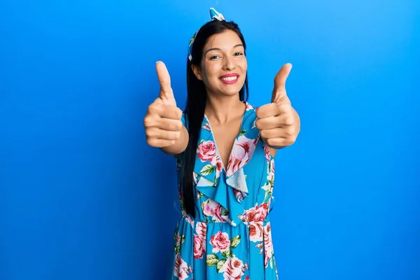 Jonge Latijnse Vrouw Casual Kleding Die Positief Gebaar Met Hand — Stockfoto