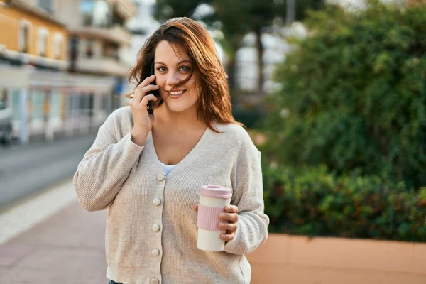 Genç Rlandalı Artı Cüsseli Kız Akıllı Telefonla Konuşuyor Şehirde Kahve — Stok fotoğraf