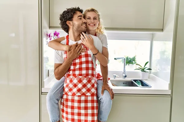 Jong Paar Glimlachen Gelukkig Koken Keuken — Stockfoto