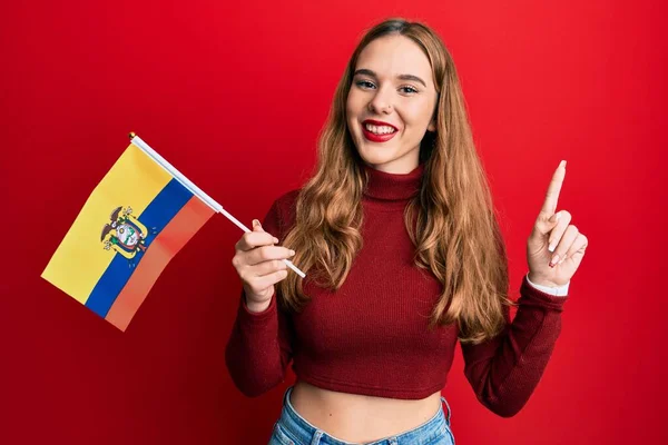 Νεαρή Ξανθιά Γυναίκα Που Κρατά Σημαία Του Εκουαδόρ Χαμογελώντας Μια — Φωτογραφία Αρχείου