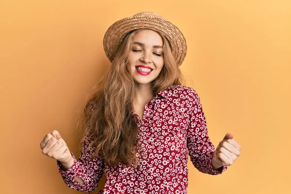 Krásná Blondýna Běloška Letním Klobouku Velmi Šťastná Nadšená Dělá Vítězný — Stock fotografie