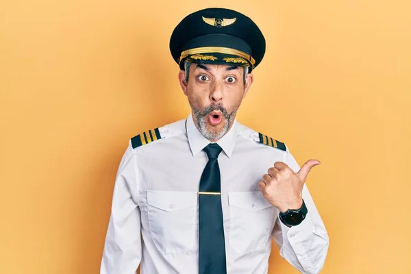 Hombre Guapo Mediana Edad Con Pelo Gris Llevando Uniforme Piloto — Foto de Stock