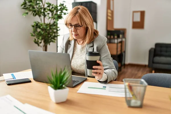 Empresaria Mediana Edad Sonriendo Feliz Trabajando Tomando Café Oficina — Foto de Stock