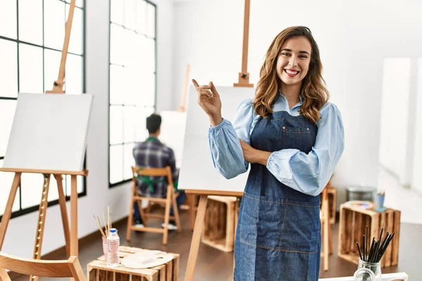 Joven Artista Mujer Estudio Arte Con Una Gran Sonrisa Cara — Foto de Stock