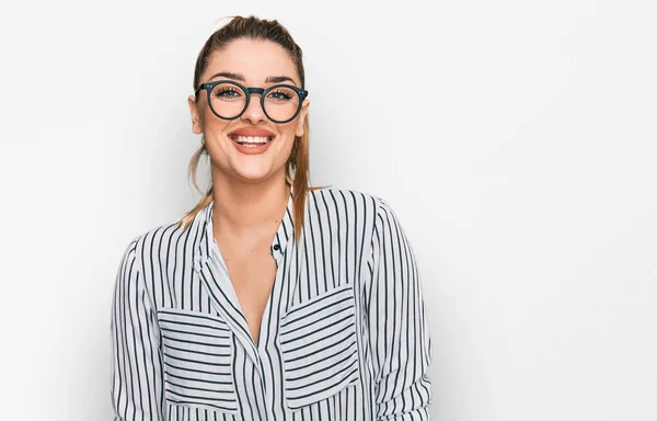 Jonge Blanke Vrouw Draagt Een Zakelijk Shirt Een Bril Met — Stockfoto