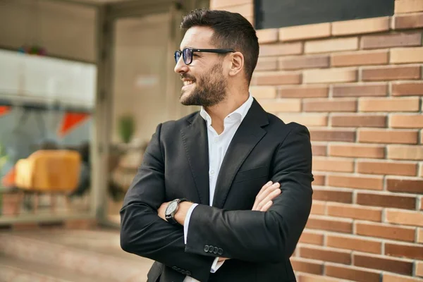 Joven Empresario Hispano Con Los Brazos Cruzados Sonriendo Feliz Ciudad —  Fotos de Stock