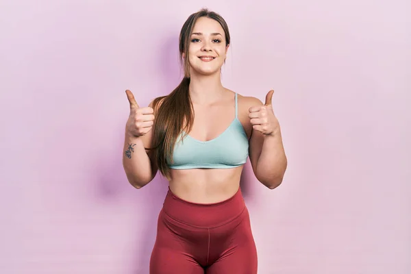 Jong Latijns Amerikaans Meisje Draagt Sportswear Succes Teken Doet Positief — Stockfoto