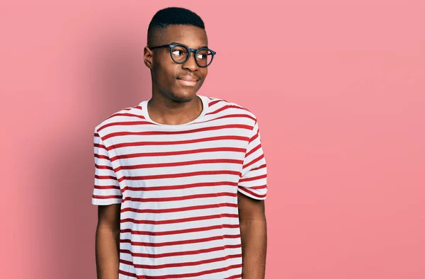 Genç Afro Amerikalı Adam Günlük Tişört Gözlük Takıyor Gülümsüyor Yan — Stok fotoğraf
