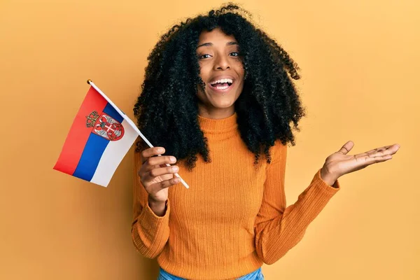 Donna Afro Americana Con Capelli Afro Che Tiene Bandiera Serbia — Foto Stock