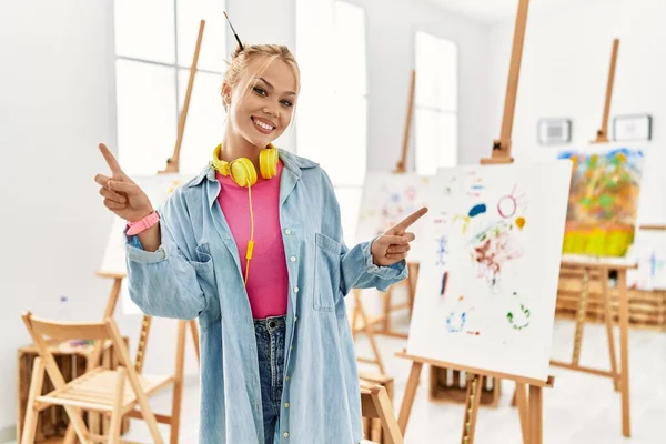 Joven Chica Caucásica Estudio Arte Sonriendo Confiado Señalando Con Los — Foto de Stock