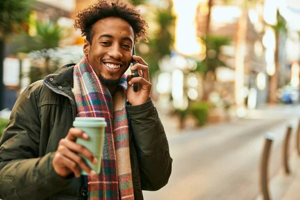 Mladý Africký Američan Mluví Smartphone Pití Kávy Městě — Stock fotografie