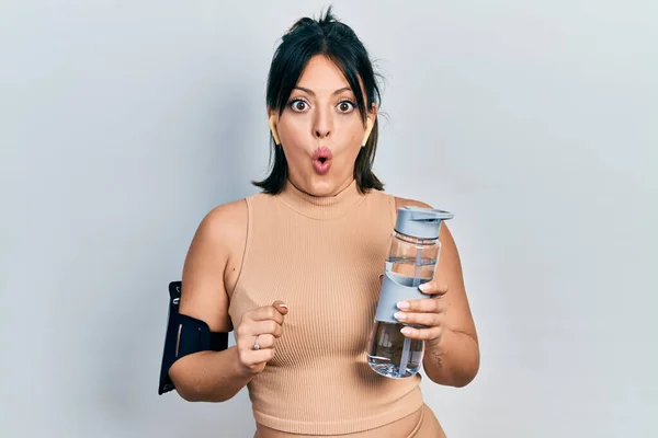 Junge Hispanische Frau Sportkleidung Trinkt Flasche Wasser Verängstigt Und Erstaunt — Stockfoto