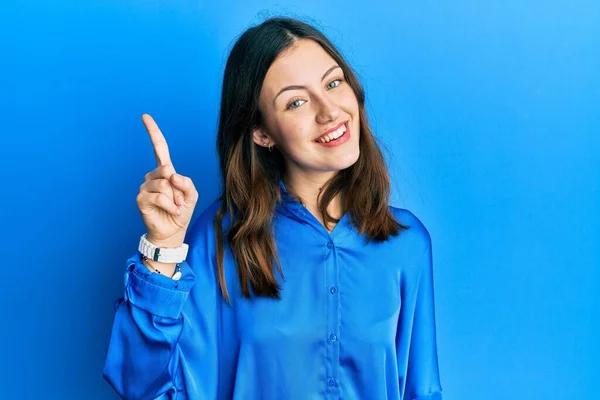 Jonge Brunette Vrouw Dragen Casual Blauw Shirt Tonen Wijzen Met — Stockfoto