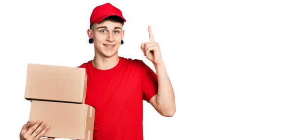 Joven Chico Caucásico Con Dilatación Orejas Sosteniendo Paquete Entrega Sonriendo — Foto de Stock