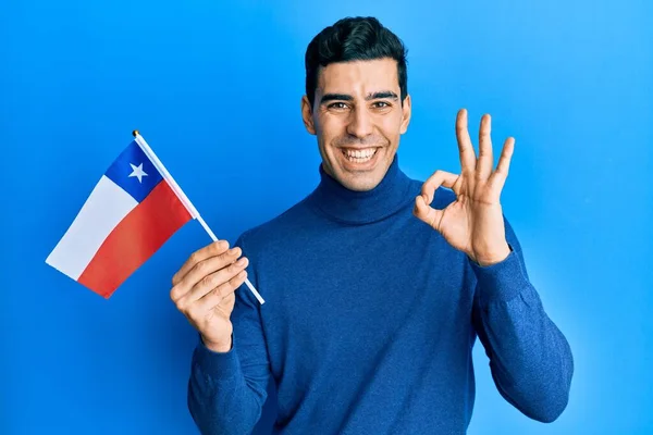 Snygg Hispanic Affärsman Håller Chile Flagga Gör Tecken Med Fingrar — Stockfoto