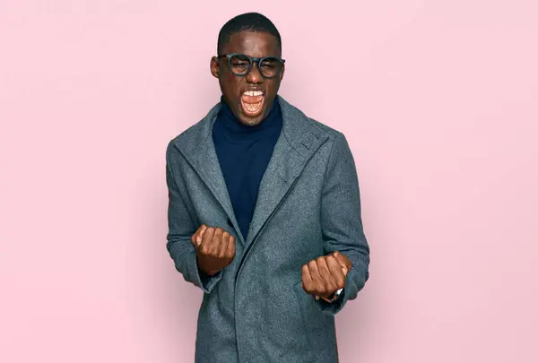 Jonge Afro Amerikaanse Man Draagt Zakelijke Kleding Glazen Vieren Verrast — Stockfoto