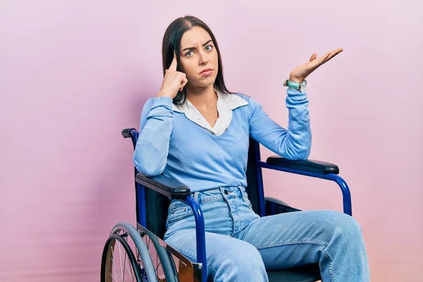 Красивая Женщина Голубыми Глазами Сидящая Инвалидном Кресле Смущена Раздражена Открытой — стоковое фото