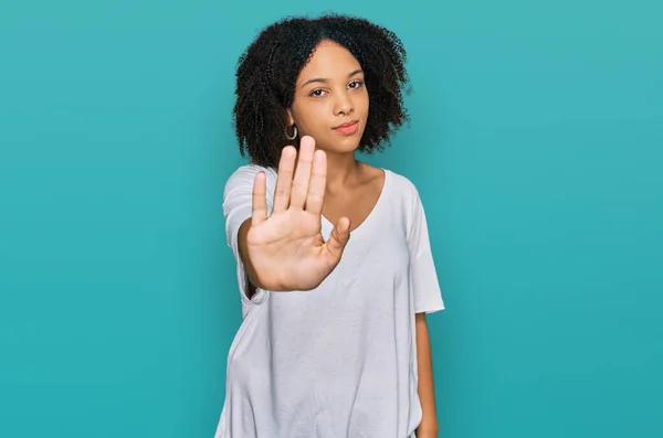Młoda Afroamerykanka Luźnych Ciuchach Przestaje Śpiewać Dłonią Wyraz Ostrzegawczy Negatywnym — Zdjęcie stockowe
