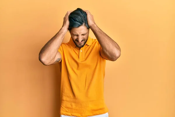 Junger Hispanischer Mann Lässigem Gelben Shirt Der Unter Kopfschmerzen Leidet — Stockfoto