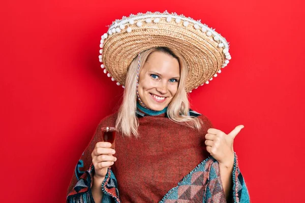 Beautiful Caucasian Blonde Woman Wearing Festive Mexican Poncho Drinking Tequila — ストック写真