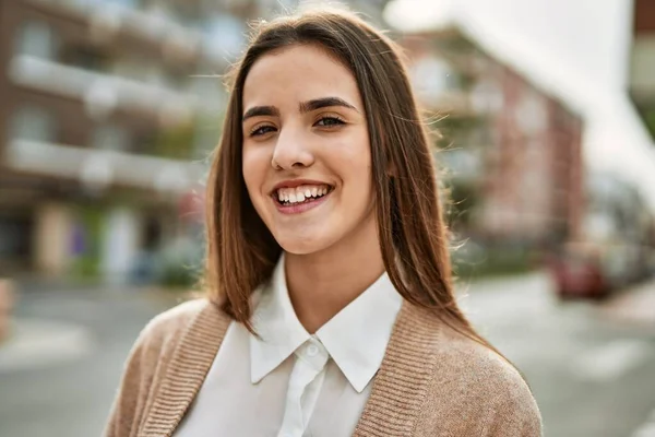 Mladá Hispánská Obchodnice Šťastně Usmívá Když Stojí Městě — Stock fotografie