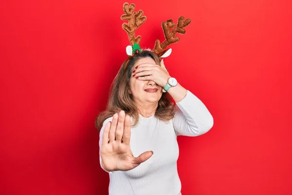 Žena Středního Věku Běloška Nosí Roztomilé Vánoční Rohy Zakrývají Oči — Stock fotografie