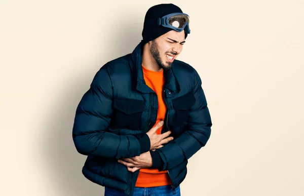 Jeune Homme Hispanique Avec Barbe Portant Des Vêtements Neige Des — Photo