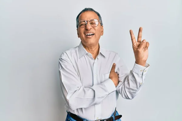 Hombre Indio Mediana Edad Vistiendo Ropa Casual Gafas Sonriendo Con — Foto de Stock