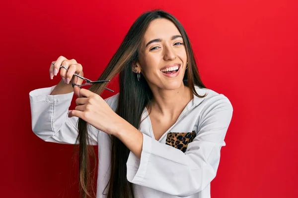 Menina Hispânica Jovem Cortando Cabelo Usando Tesoura Sorrindo Rindo Duro — Fotografia de Stock