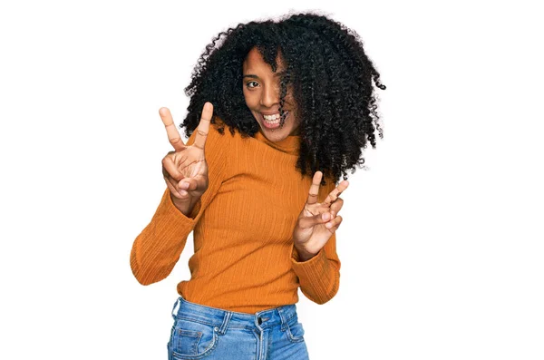 Joven Chica Afroamericana Vistiendo Ropa Casual Sonriendo Mirando Cámara Mostrando — Foto de Stock