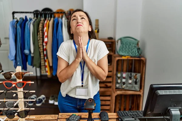 Gyönyörű Középkorú Spanyol Dolgozik Menedzserként Kiskereskedelmi Butikban Könyörög Imádkozik Kéz — Stock Fotó