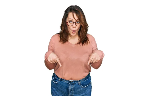 Jong Size Vrouw Dragen Casual Kleding Bril Naar Beneden Wijzen — Stockfoto